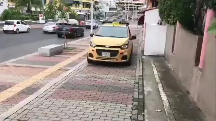 Taxista captado conduciendo sobre la acera.