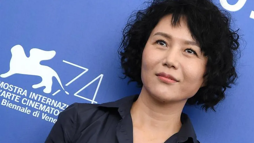 La directora china Vivian Qu posa para los fotógrafos durante el pase gráfico de la película ''Jia Nian Hua (Angels wear white)'' durante el 74 Festival Internacional de Cine de Venecia.