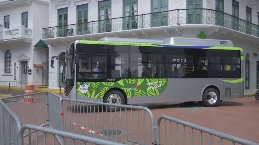 Buses eléctricos ya operan en la ruta 5 de Mayo–Casco Antiguo