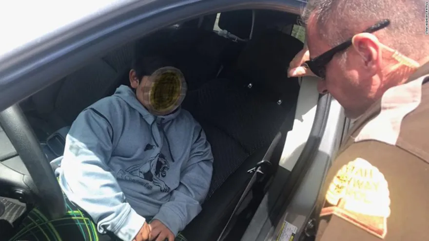 La policía detiene a un niño de cinco años al volante de un automóvil