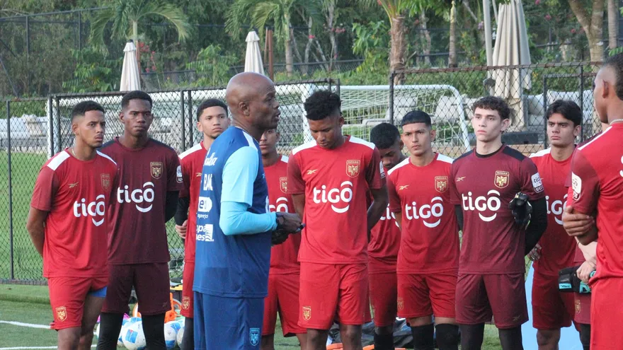 El técnico Jorge Dely Valdés habla con jugadores de la Selección Sub-20 de Panamá en un entrenamiento