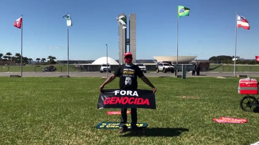 Protesta de residentes de medicina en Brasil, que acumula 20.000 muertos por coronavirus