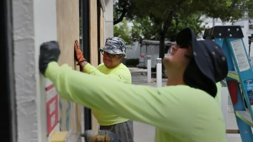 Residentes de Florida se preparan a la espera de inestable huracán Dorian