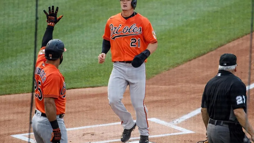 Orioles aseguran la victoria en partido suspendido por lluvia