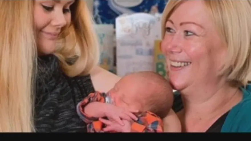 Abuela da a luz a su nieto