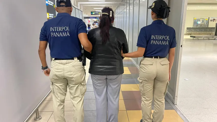 Interpol Panamá realiza la captura de la mujer tras reportarse con alerta roja.