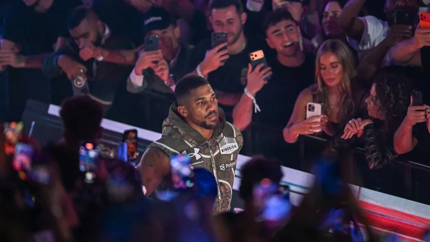 Anthony Joshua camina en medio del público antes de su pelea con Jake Paul