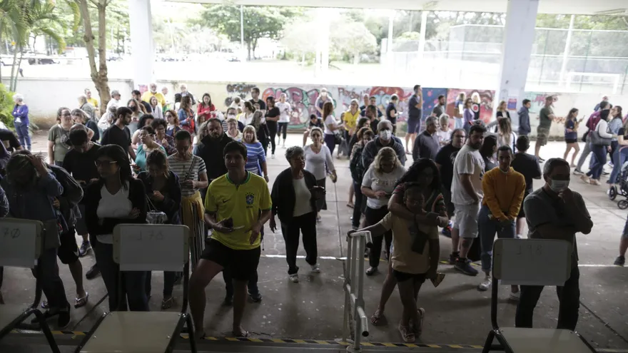Ciudadanos acuden a votar durante la jornada de elecciones generales 2022