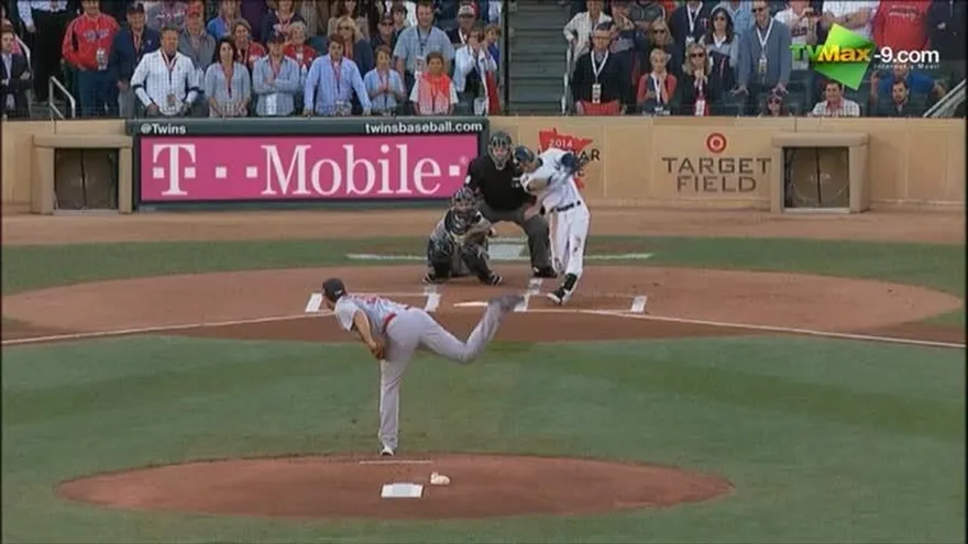 Derek Jeter batea un doble en su