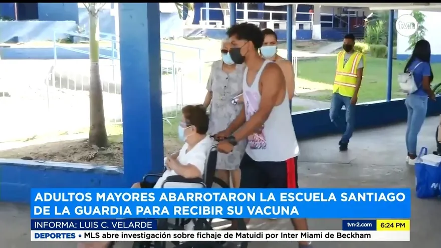 Varias escuelas abarrotadas por adultos mayores para vacunarse