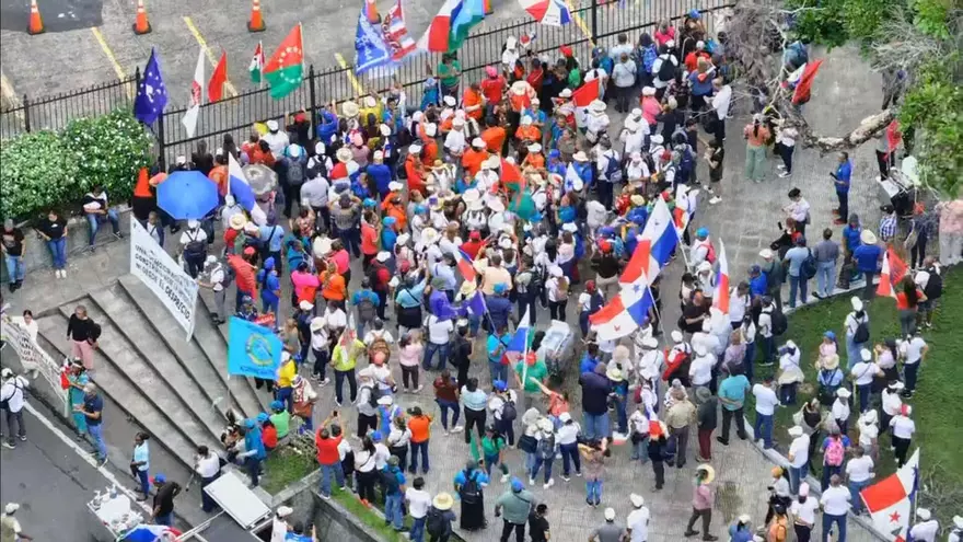 Cientos de personas en las inmediaciones de la Asamblea Nacional