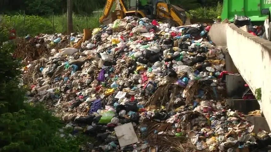 Denuncian vertedero de basura improvisado