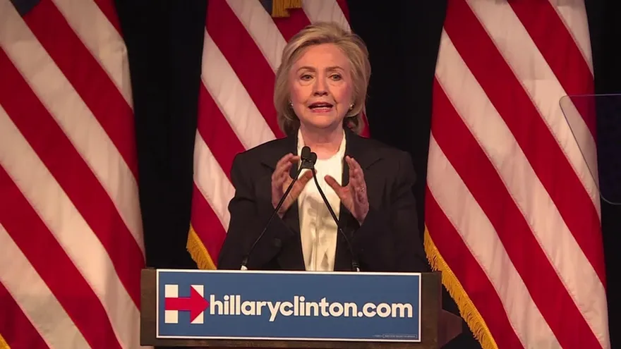 Clinton propone elevar ingresos de clase media