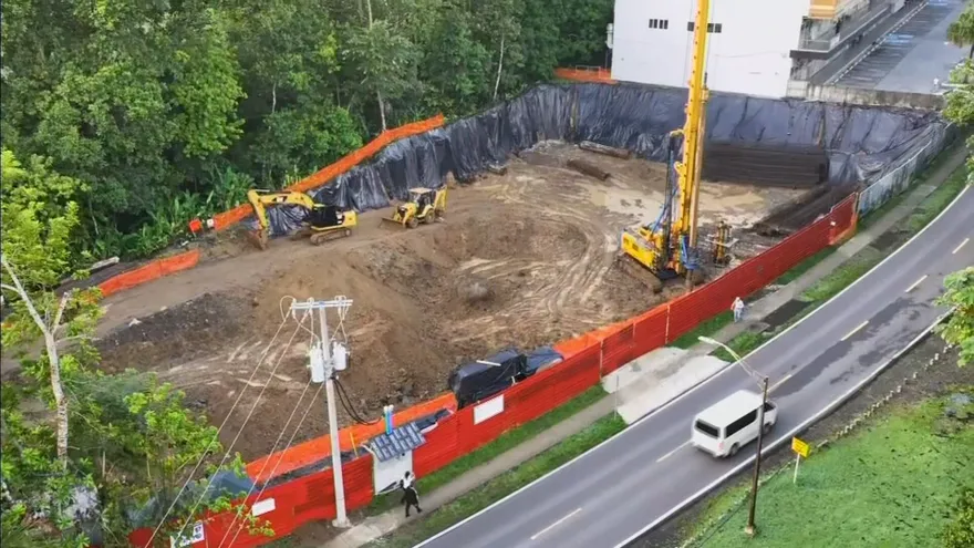 Construcción en Clayton que genera el rechazo de los residentes.