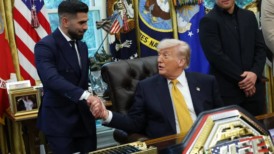 Ilia Topuria (i) estrecha la mano del presidente de Estados Unidos, Donald Trump (d)