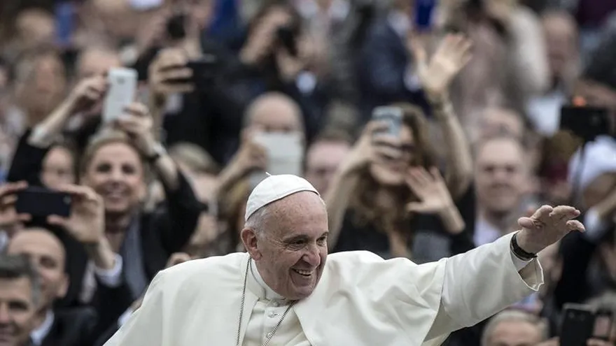 El papa Francisco saluda a los fieles durante la audiencia general de los miércoles en la plaza de San Pedro, Ciudad del Vaticano.