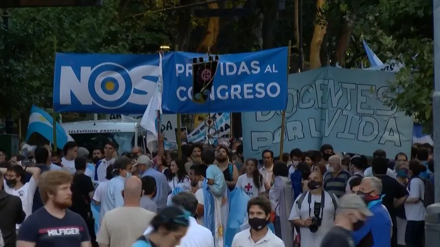 Manifestación contra el aborto en víspera de votación en el Senado de Argentina