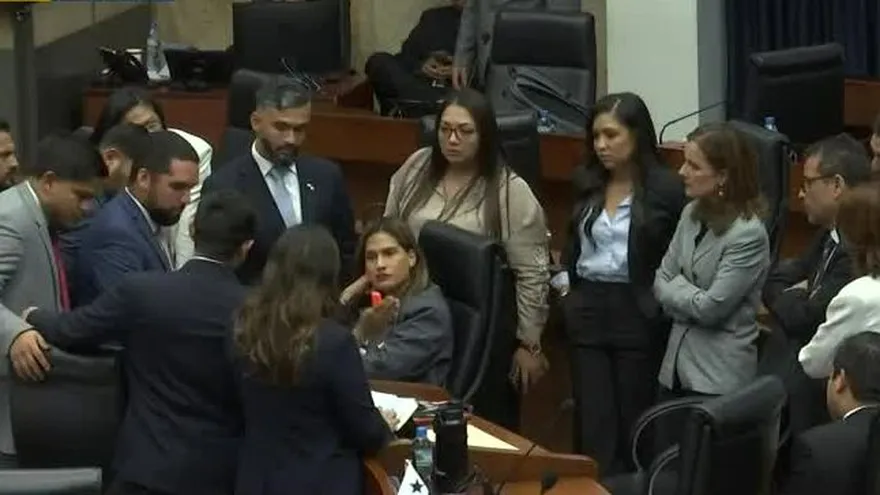 Diputados de Vamos se retiran del pleno de la Asamblea en señal de protesta