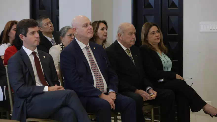 Diplomáticos reciben capacitación sobre Alfabetización Constitucional.