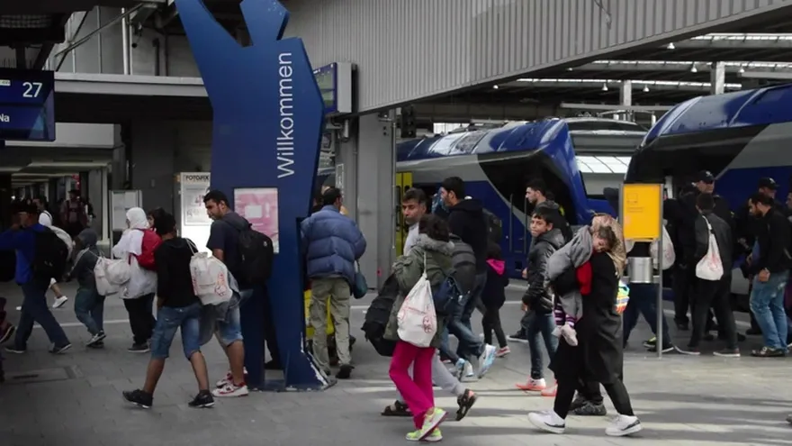 Miles de migrantes llegan a Austria y Alemania