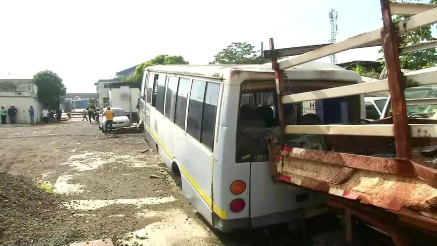 Remueven chatarras de antiguo depósito del Miviot