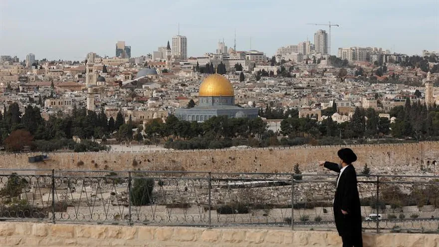 Un judío ultraortodoxo pasa junto al antiguo cementerio judío en el Monte de los Olivos en la ciudad vieja de Jerusalén, hoy 5 de diciembre de 2017.