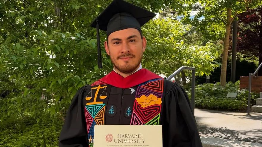 Juan Diego Vásquez tras su graduación