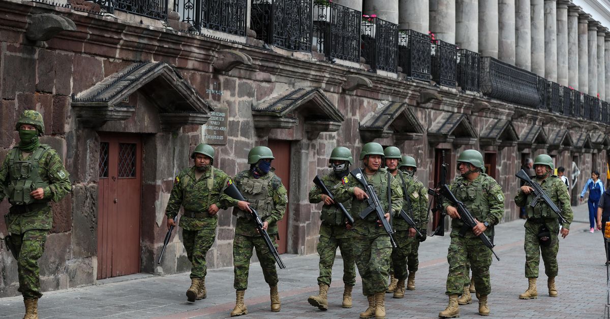 Ecuador militariza localidad fronteriza con Perú bajo dominio del narco