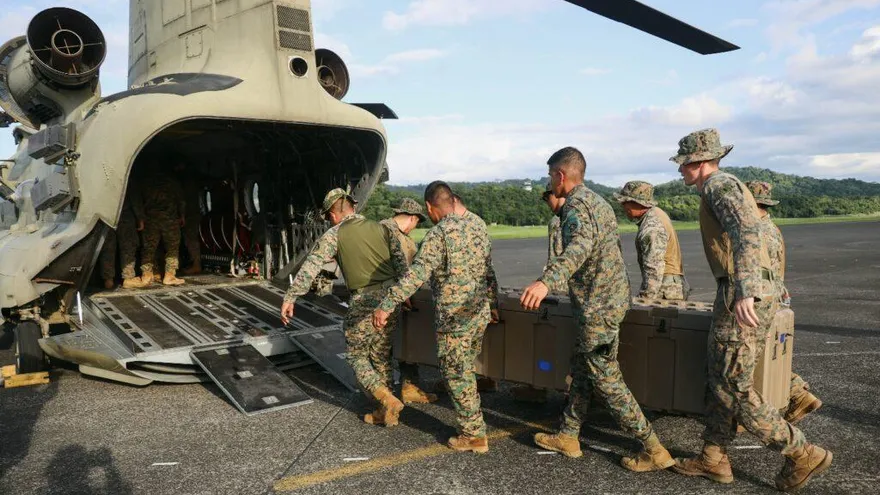 Imágenes de embarque de suministros en un helicóptero del ejercito de Estados Unidos,