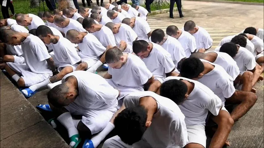 Llevan a pandilleros a cárcel de máxima seguridad en El Salvador