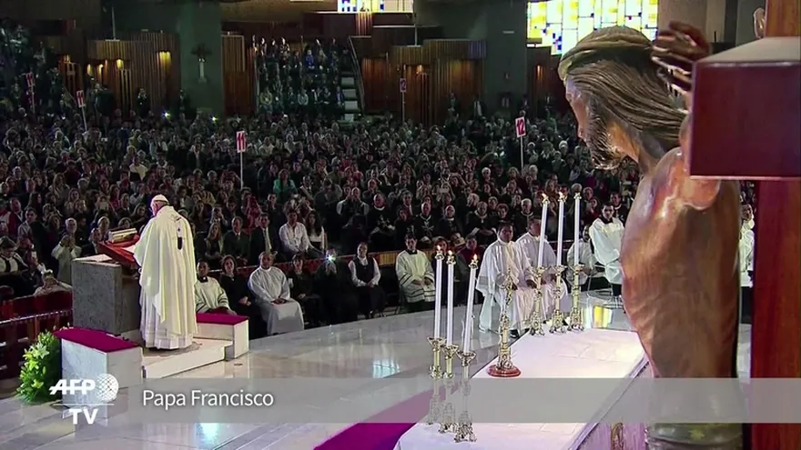 El papa da misa y reza ante la Virgen de Guadalupe