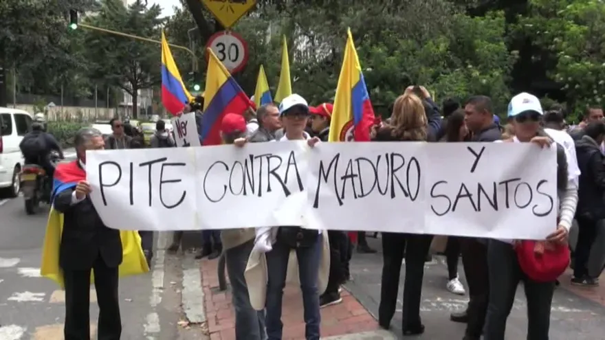 Venezolanos y políticos protestan ante embajada de ese país en Bogotá