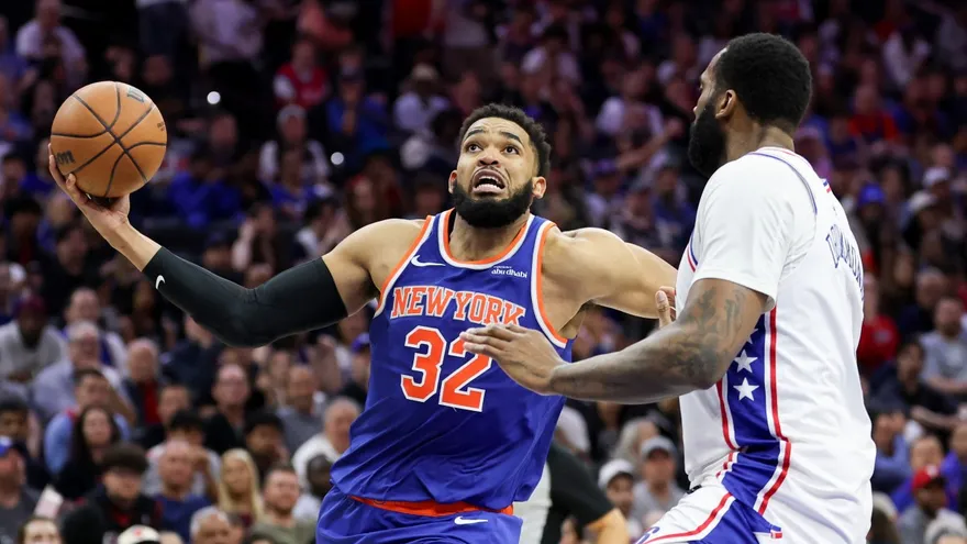 Karl-Anthony Towns (i) lleva el balón ante la cobertura de Andre Drummond (d)