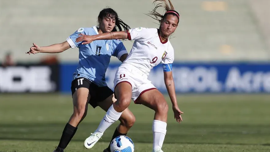 Deyna Castellanos disputa el balón con la uruguaya Cecilia Gómez.