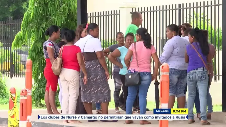 Padres de familia por invasión de palomas en escuela
