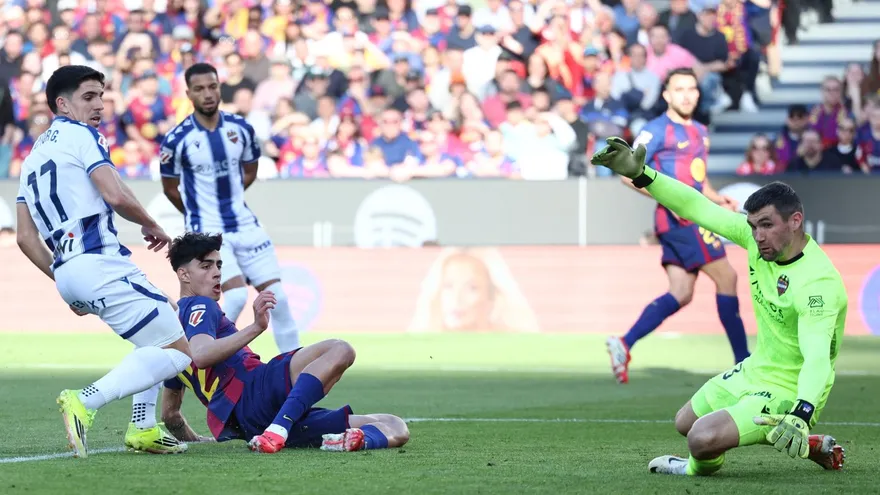 Marc Bernal atacando el marco rival Barcelona vs Levante
