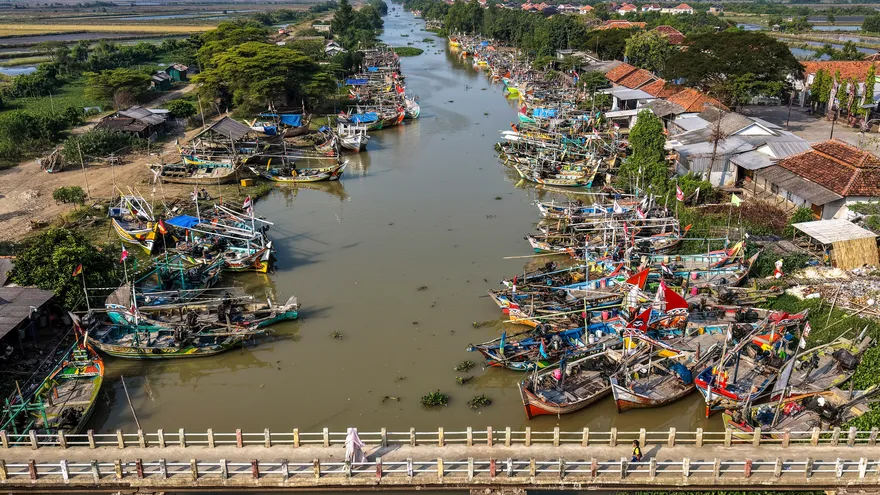 Barcos de pesca tradicionales amarrados en el puerto tradicional de la aldea de Bungko Lor, en Cirebon, Java Occidental.