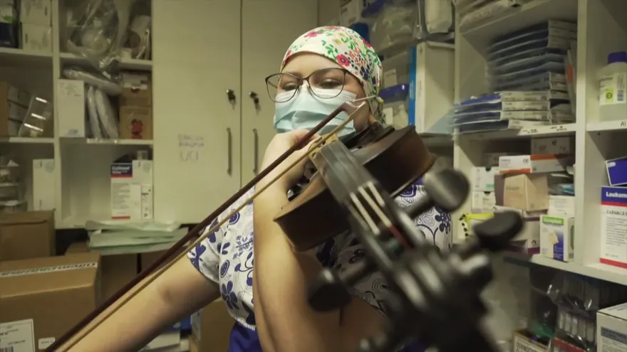 La enfermera y su violín dan una nota de aliento a pacientes COVID-19 en Chile