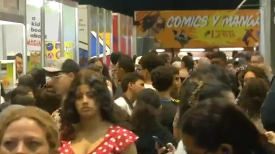 Cientos de personas asisten a la Feria del Libro