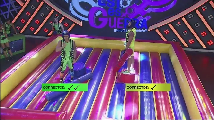 Cara a cara entre águilas y mapaches en el push in bag