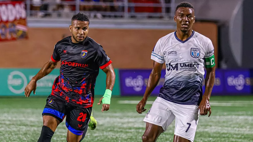 José Murillo (i) y Juan González (d) durante el partido entre UMECIT FC y Plaza Amador