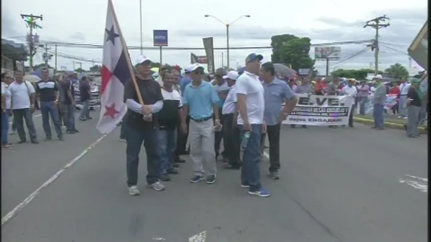 Maestros de Azuero realizan protestas en diverso puntos