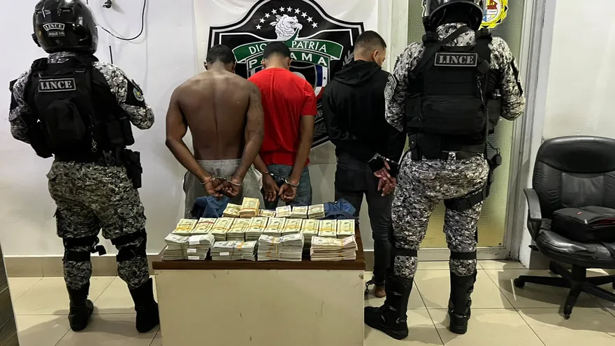 Los aprehendidos y el dinero decomisado