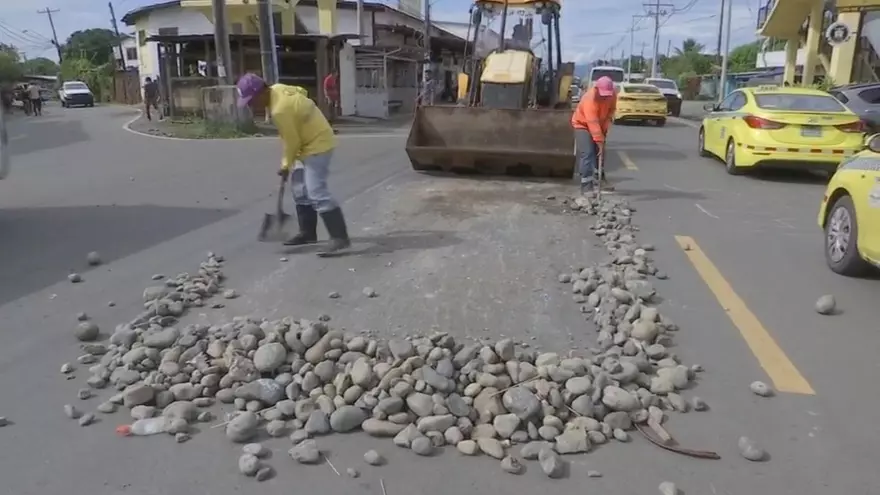 Limpieza de calles en Changuinola tras semanas de cierres.