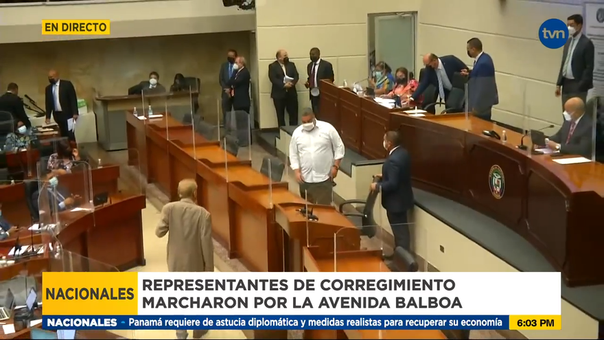 Representantes de corregimiento protestan en la asamblea