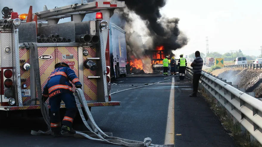 Vista general de las barricadas con vehículos incendiados colocados este martes para impedir los operativos de las fuerzas armadas, en las inmediaciones de la población de Santa Rosa de Lima, del municipio de Villagrán, en el estado de Guanajuato (México), para detener al líder del huachicol conocido como "El Marro"