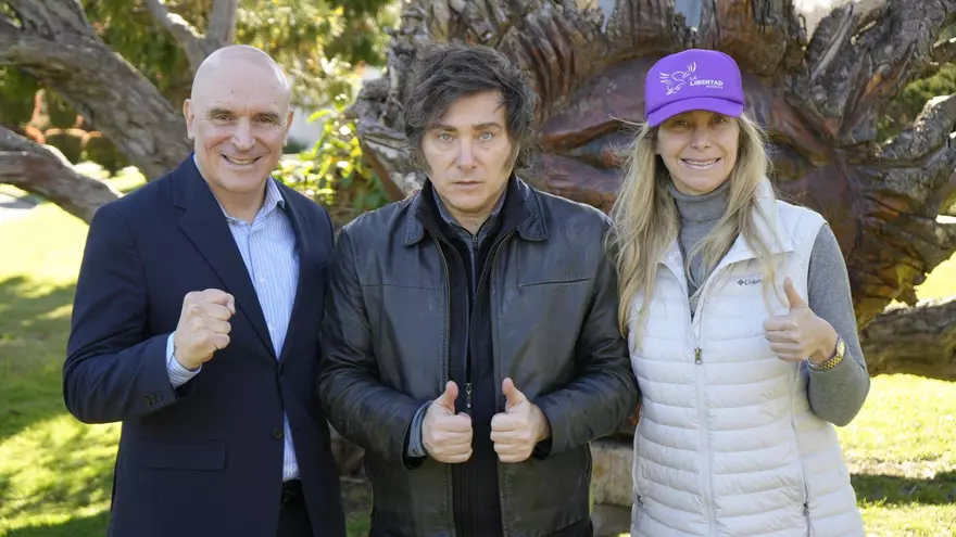 Milei culpa a 'grupejo violento' por pedradas y niega corrupción