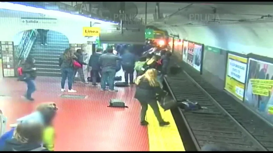 Mujer sobrevive tras caer al metro de Buenos Aires
