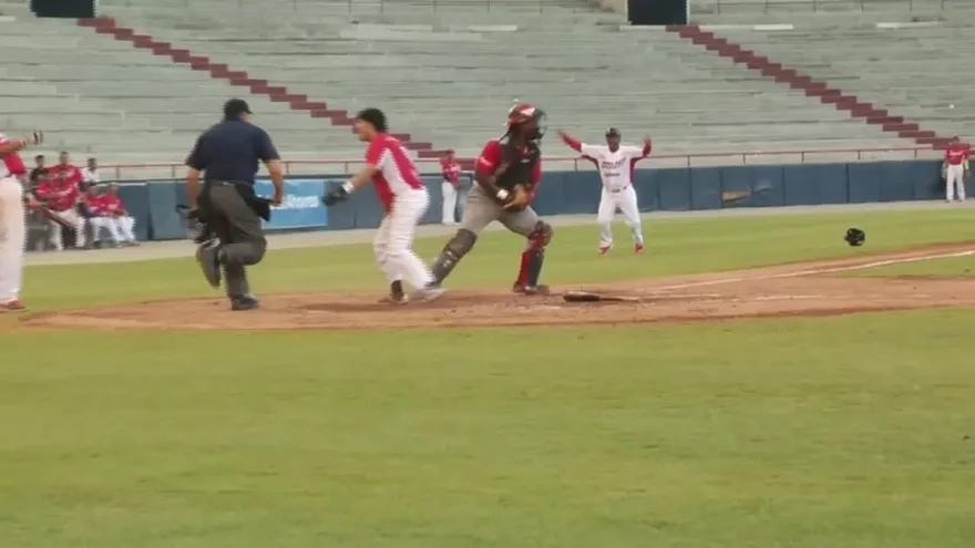 Los Caballos vencieron 2-1 a las Águilas en un polémico partido