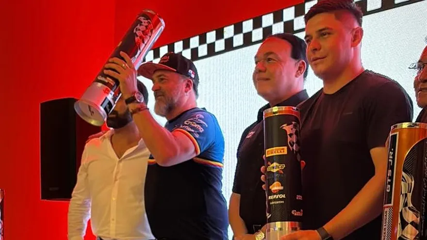 David Carballeda recibe premio en El Salvador